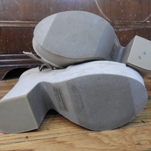 Tan Platform Sandals size 8 - Picture 3 of 6